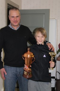 Seuran puheenjohtaja Anssi Perämäki ojensi Leeville kiertopalkinnon ja omaksi jäävän "vasikan"