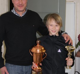 Seuran puheenjohtaja Anssi Perämäki ojensi Leeville kiertopalkinnon ja omaksi jäävän "vasikan"