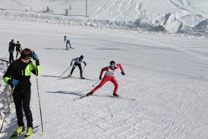 Ville yrittää pitää Kankaanpään Urheilijoiden Juho Syrjäläisen takanaan.