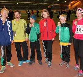 Joukkue melkein juoksujärjestyksessä ja ansaitut muistomitalit.
Vasemmalta Ville, Tuomas, Eero, Nea, Joel ja Emma. Laura puuttuu kuvasta