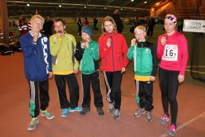 Joukkue melkein juoksujärjestyksessä ja ansaitut muistomitalit.  Vasemmalta Ville, Tuomas, Eero, Nea, Joel ja Emma. Laura puuttuu kuvasta