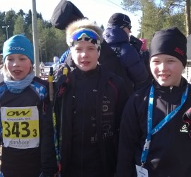 LuVen hopeasompa viestijoukkue. Vasemmalla ankkuri Topias, keskellä avausosuuden Ville ja oikealla kakkososuuden hiihtänyt Leevi