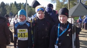 LuVen hopeasompa viestijoukkue. Vasemmalla ankkuri Topias, keskellä avausosuuden Ville ja oikealla kakkososuuden hiihtänyt Leevi